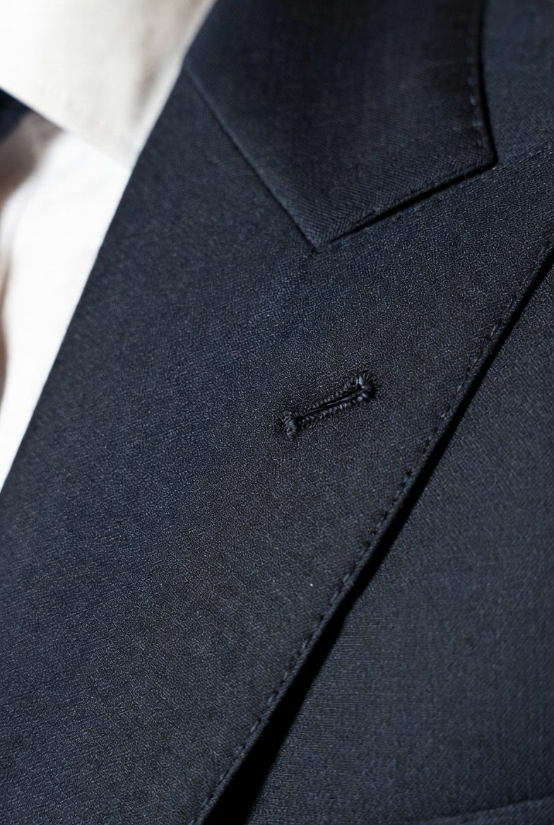 Hand-finished lapel and buttonhole detail